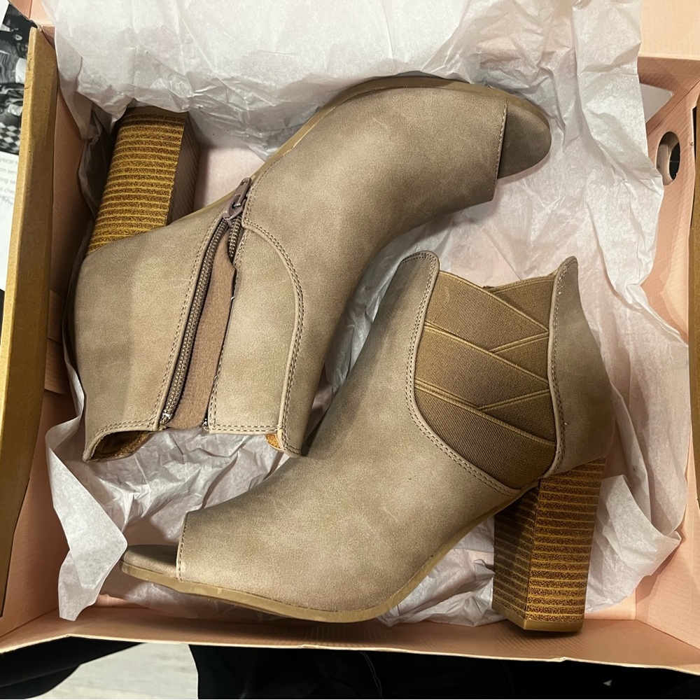 charlotte russe lucite-140AX peep toe heels